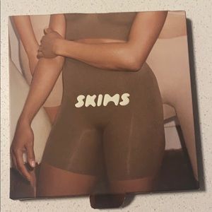 SKIMS Sculpting Short, Mid Thigh: ONYX (black)